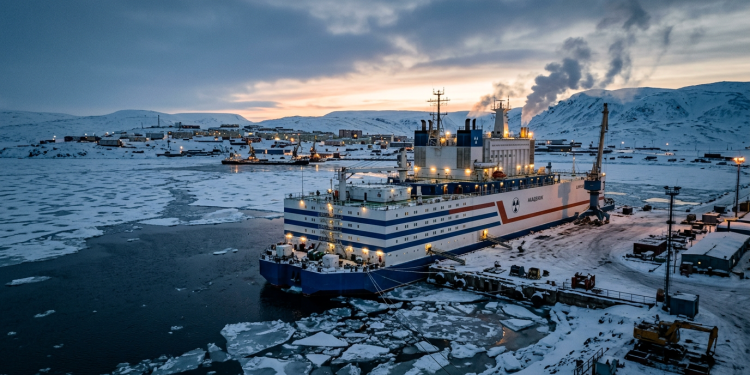A central nuclear flutuante de 21.000 toneladas que navega até ao gelo do Ártico para dar energia a minas isoladas