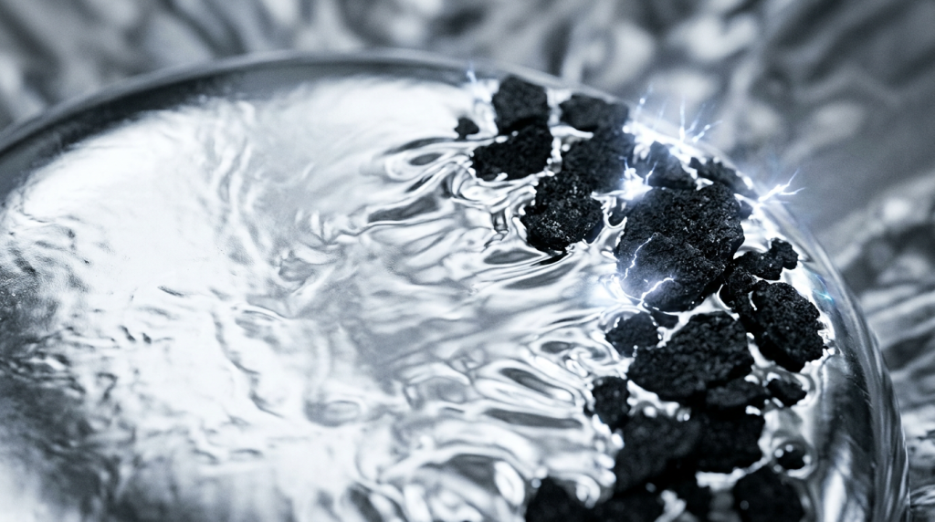 A impressionante liga de metal líquido que suga a poluição do ar e a transforma de volta em blocos de carvão sólido