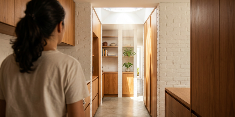 O farol de teto que ilumina sua casa inteira usando apenas a luz do sol e zero eletricidade