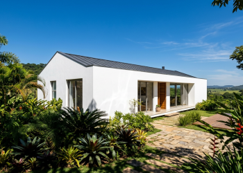 Casa pequena de 55 metros quadrados usa tecnologia simples para reduzir o calor diário