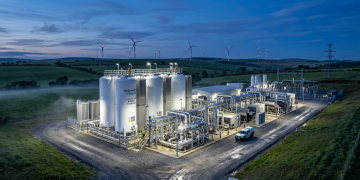 A central criogénica que congela o ar a -196°C para criar uma super bateria líquida capaz de iluminar bairros inteiros