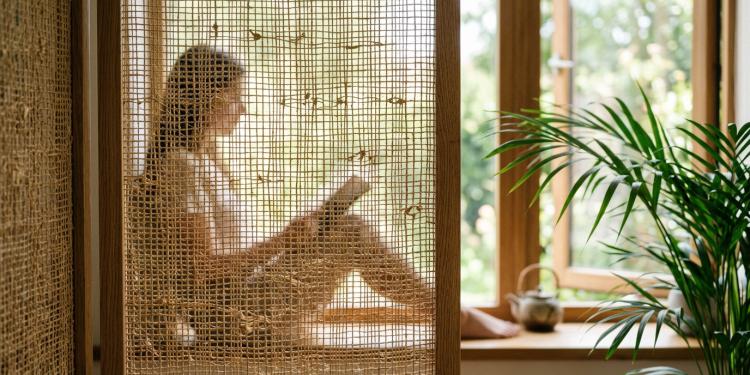 A parede que respira: como divisórias de fibra natural transformam casas compactas em ambientes vivos