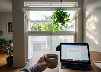 Casa de 48 metros quadrados com bandeira superior o truque que elimina o ar quente sem abrir janelas