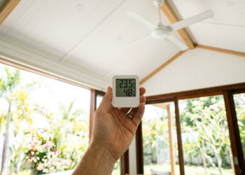 Casa compacta de 65 metros quadrados resolve o calor com ventilação no topo da cobertura