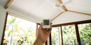 Casa compacta de 65 metros quadrados resolve o calor com ventilação no topo da cobertura