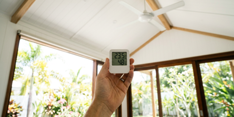 Casa compacta de 65 metros quadrados resolve o calor com ventilação no topo da cobertura