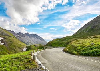 A sinuosa passagem de montanha que sobe a 2.429 metros nos Alpes Suíços e virou o cenário mais eletrizante e famoso do cinema clássico de espionagem