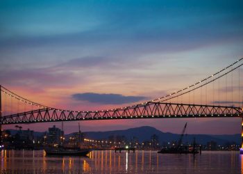 A icônica Ponte Hercílio Luz em Florianópolis