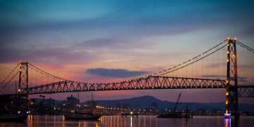 A centenária estrutura pênsil de 821 metros inaugurada em 1926 e recentemente restaurada que voltou a ligar a ilha ao continente e iluminar as noites catarinenses