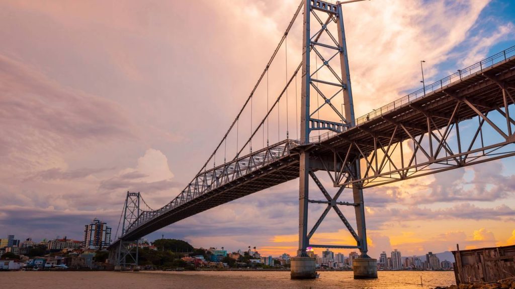 A icônica Ponte Hercílio Luz em Florianópolis