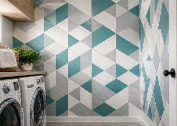 Transforme sua lavanderia apertada em um espaço bonito e prático com soluções baratas que liberam circulação e funcionam no dia a dia