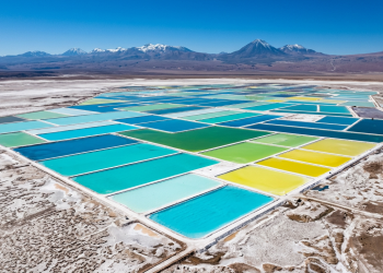 As impressionantes piscinas coloridas no meio do deserto sul americano de onde sai a energia que alimenta os telemóveis e carros de todo o mundo