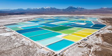 As impressionantes piscinas coloridas no meio do deserto sul americano de onde sai a energia que alimenta os telemóveis e carros de todo o mundo