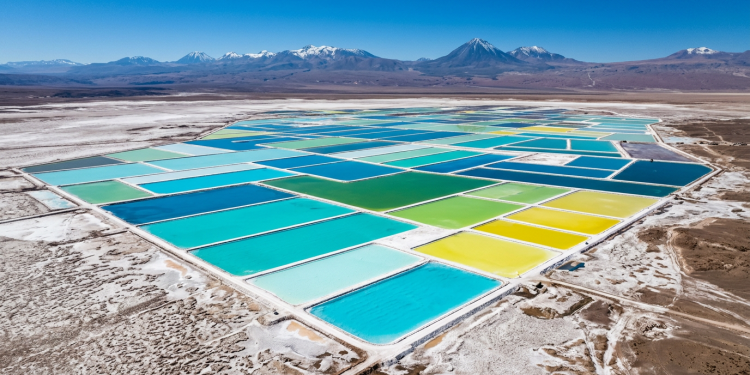 As impressionantes piscinas coloridas no meio do deserto sul americano de onde sai a energia que alimenta os telemóveis e carros de todo o mundo