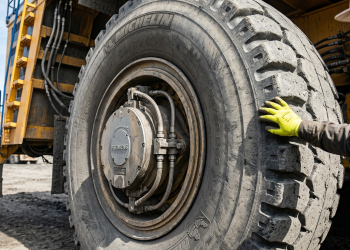 O camião basculante de oito pneus com a altura de um prédio de três andares projetado para carregar o peso de um avião comercial nas minas