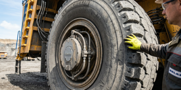 O camião basculante de oito pneus com a altura de um prédio de três andares projetado para carregar o peso de um avião comercial nas minas