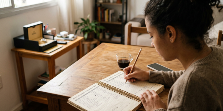 A estratégia financeira mais poderosa de Kiyosaki para garantir paz e lucro no mercado