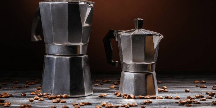 Cafeteira italiana de 60 reais entrega sabor de cápsula de luxo
