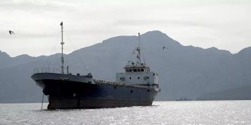 Dólar e petróleo despencam após Irã anunciar reabertura do Estreito de Ormuz