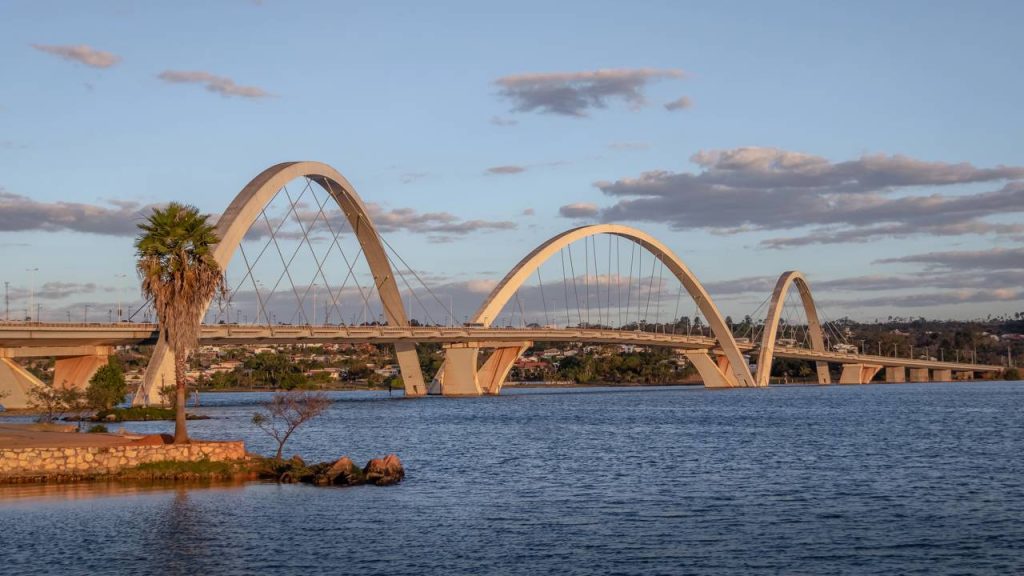 Com 1.200 metros de extensão e três arcos assimétricos que cortam o céu de Brasília, a ponte de 2002 tornou-se a moldura perfeita para o Lago Paranoá