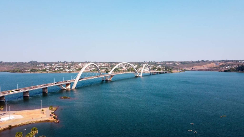 Com 1.200 metros de extensão e três arcos assimétricos que cortam o céu de Brasília, a ponte de 2002 tornou-se a moldura perfeita para o Lago Paranoá