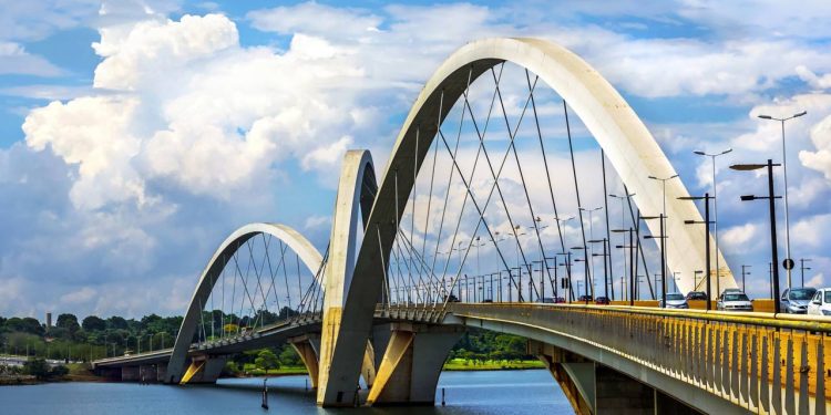 Com 1.200 metros de extensão e três arcos assimétricos que cortam o céu de Brasília, a ponte de 2002 tornou-se a moldura perfeita para o Lago Paranoá