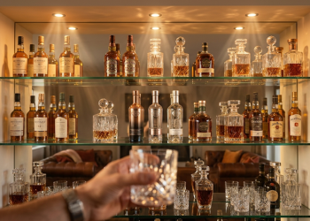 Quer um bar sofisticado em casa? Veja o custo das prateleiras de vidro e como fazer sem gastar demais