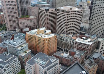 Crise derruba preços de escritórios nos EUA — especialista explica estratégia que rendeu 52% com imóveis no exterior