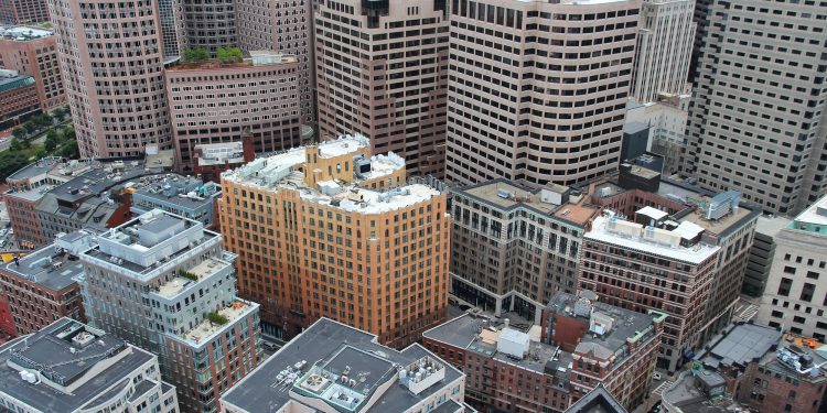 Crise derruba preços de escritórios nos EUA — especialista explica estratégia que rendeu 52% com imóveis no exterior