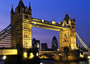 A monumental ponte de 244 metros inaugurada em 1894 com torres de 65 metros que se tornou o maior símbolo de engenharia vitoriana sobre o Tâmisa