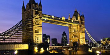 A monumental ponte de 244 metros inaugurada em 1894 com torres de 65 metros que se tornou o maior símbolo de engenharia vitoriana sobre o Tâmisa
