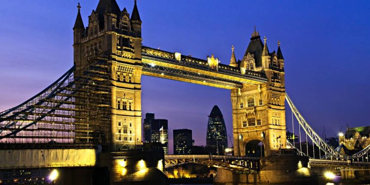 A monumental ponte de 244 metros inaugurada em 1894 com torres de 65 metros que se tornou o maior símbolo de engenharia vitoriana sobre o Tâmisa