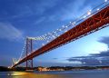 Com 2.277 metros de extensão e torres de 190 metros, a ponte que liga Lisboa a Almada surge como a maior ponte suspensa de Portugal