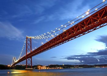 Com 2.277 metros de extensão e torres de 190 metros, a ponte que liga Lisboa a Almada surge como a maior ponte suspensa de Portugal