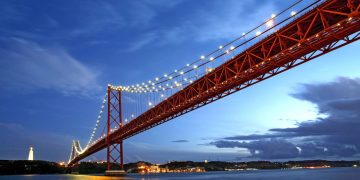 Com 2.277 metros de extensão e torres de 190 metros, a ponte que liga Lisboa a Almada surge como a maior ponte suspensa de Portugal
