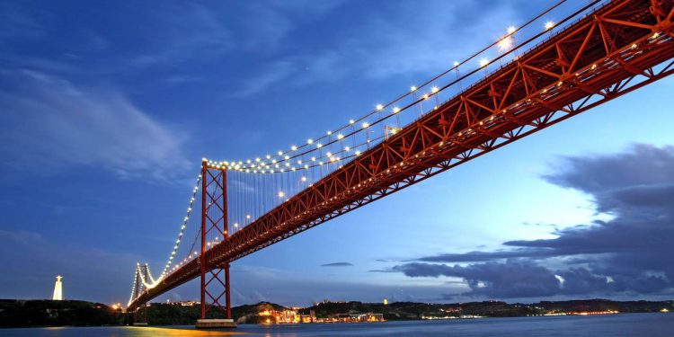 Com 2.277 metros de extensão e torres de 190 metros, a ponte que liga Lisboa a Almada surge como a maior ponte suspensa de Portugal