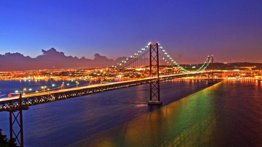 Com 2.277 metros de extensão e torres de 190 metros, a ponte que liga Lisboa a Almada surge como a maior ponte suspensa de Portugal