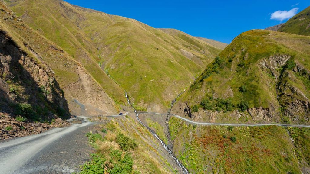 Atingindo 2.850 metros de altitude, este trajeto estreito e perigoso cruza as montanhas do Cáucaso na Geórgia