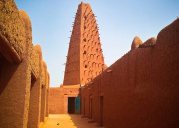 Com 500 anos de história e seu minarete de barro de 27 metros, a cidade de Agadez é a porta de entrada para o deserto do Saara