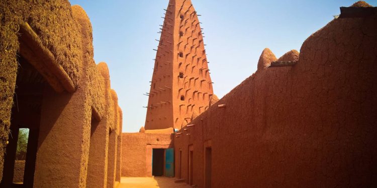 Com 500 anos de história e seu minarete de barro de 27 metros, a cidade de Agadez é a porta de entrada para o deserto do Saara