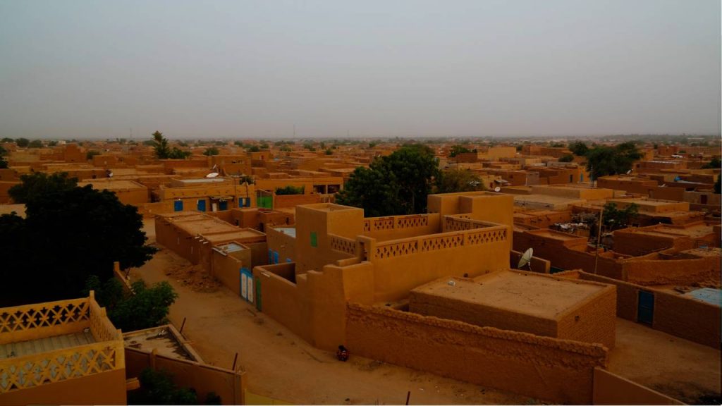 Com 500 anos de história e seu minarete de barro de 27 metros, a cidade de Agadez é a porta de entrada para o deserto do Saara
