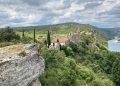 Com suas muralhas de pedra e um penhasco de 100 metros, a vila francesa do século XI virou um marco de resistência histórica sobre o rio Ardèche