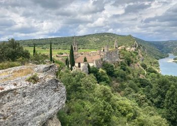 Com suas muralhas de pedra e um penhasco de 100 metros, a vila francesa do século XI virou um marco de resistência histórica sobre o rio Ardèche