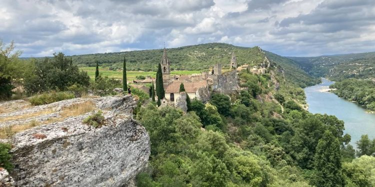 Com suas muralhas de pedra e um penhasco de 100 metros, a vila francesa do século XI virou um marco de resistência histórica sobre o rio Ardèche