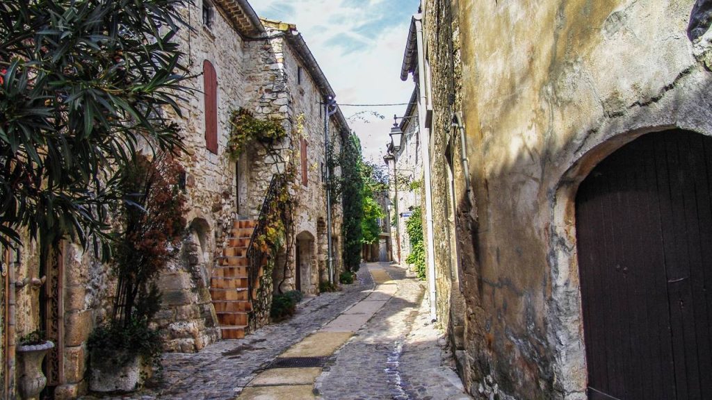 Com suas muralhas de pedra e um penhasco de 100 metros, a vila francesa do século XI virou um marco de resistência histórica sobre o rio Ardèche