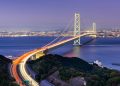 Com vão central de 1.991 metros e 282 metros de altura, a ponte Akashi Kaikyo no Japão surge como uma das maiores pontes suspensas do mundo