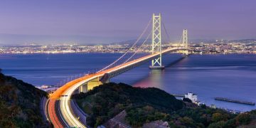 Com vão central de 1.991 metros e 282 metros de altura, a ponte Akashi Kaikyo no Japão surge como uma das maiores pontes suspensas do mundo
