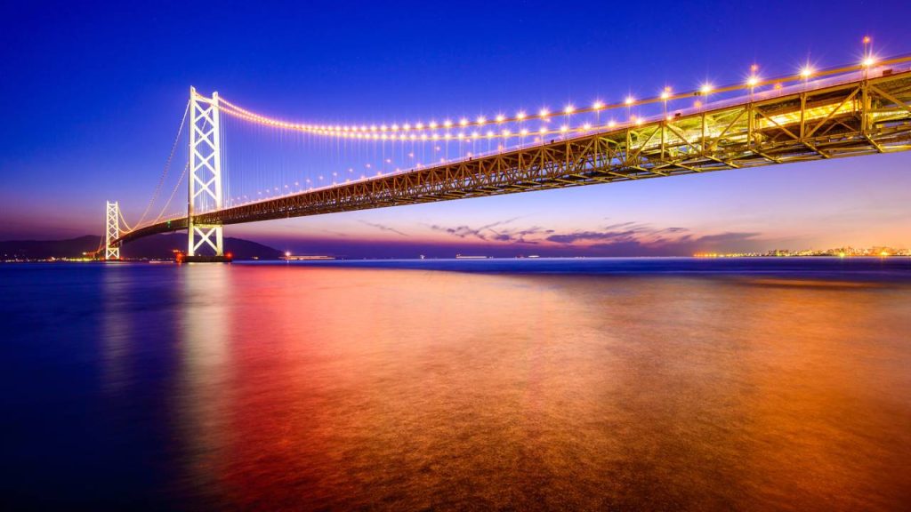 Com vão central de 1.991 metros e 282 metros de altura, a ponte Akashi Kaikyo no Japão surge como uma das maiores pontes suspensas do mundo