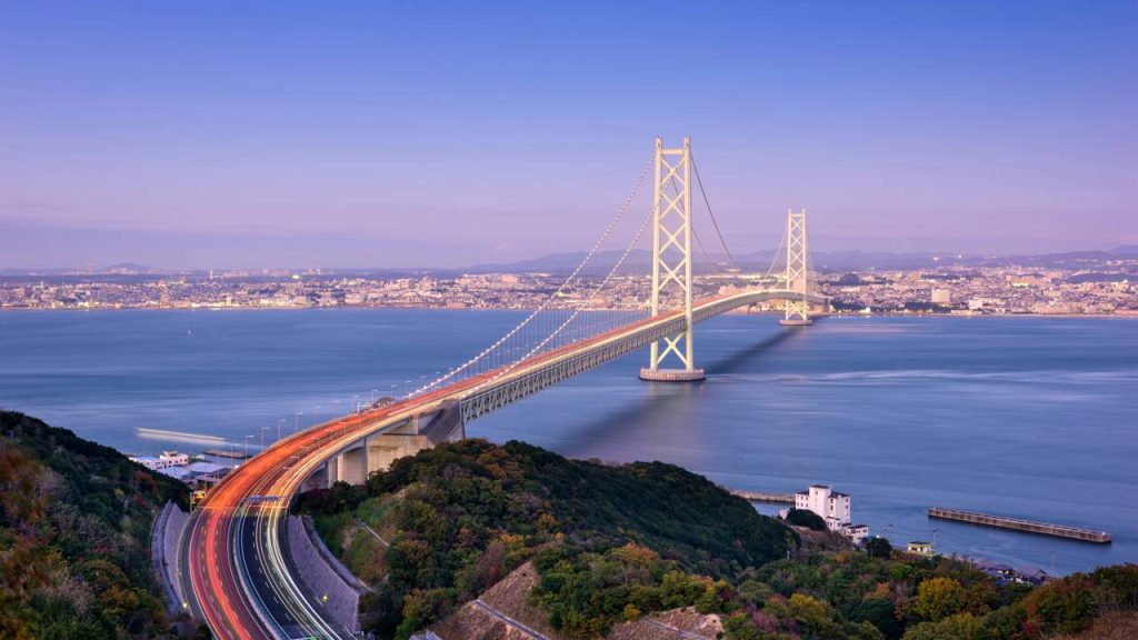 A colossal ponte suspensa de 3.991 metros de extensão com vão livre de 1.991 metros resiste a terremotos de magnitude 8,5 no Japão