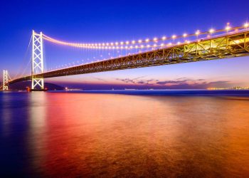 A colossal ponte suspensa de 3.991 metros de extensão com vão livre de 1.991 metros resiste a terremotos de magnitude 8,5 no Japão